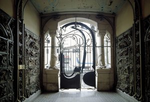 widok na bramę wejściową Castel Beranger mieszczącą się przy rue de la Fontaine 14 w 16. dzielnicy Paryża (foto) autorstwa Hector Guimard
