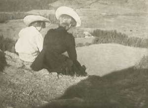 Pola w Birgitz (siedzi Hans i Maria), ok. 1908 (odbitka dwuchromianowa)