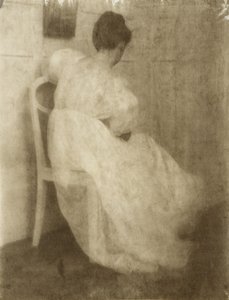 Mary Warner na białym krześle, ok. 1910 (bichromian gumy na odbitce platynowej)