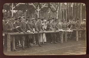 I wojna światowa: Ukraina w latach 1914-1916 podczas najazdu wojsk niemieckich. Grupa żołnierzy (zdjęcie czarno-białe) autorstwa Heldenfriedhof Dsessentniki (attr. to)