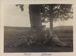 I wojna światowa: Ukraina w latach 1914-1916 podczas najazdu wojsk niemieckich. Dwóch żołnierzy w chwili relaksu (zdjęcie czarno-białe)