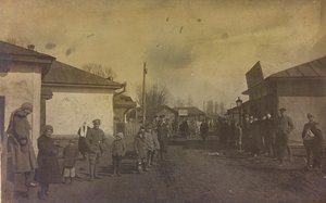 I wojna światowa: Ukraina w latach 1914-1916 podczas najazdu wojsk niemieckich. Wojsko i cywile na ulicy miasta (zdjęcie czarno-białe) autorstwa Heldenfriedhof Dsessentniki (attr. to)