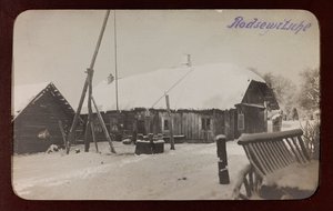 I wojna światowa: Ukraina w latach 1914-1916 podczas najazdu wojsk niemieckich. Widok ze śniegiem (zdjęcie czarno-białe) autorstwa Heldenfriedhof Dsessentniki (attr. to)