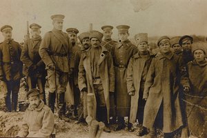 I wojna światowa: Ukraina w latach 1914-1916 podczas najazdu wojsk niemieckich. Grupa żołnierzy (zdjęcie czarno-białe)