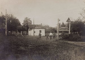 I wojna światowa: Ukraina w latach 1914-1916 podczas najazdu wojsk niemieckich. Droga wiejska (zdjęcie czarno-białe)