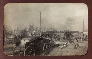 I wojna światowa: Ukraina w latach 1914-1916 podczas najazdu wojsk niemieckich. Wojsko na miejscu bombardowania (zdjęcie czarno-białe)