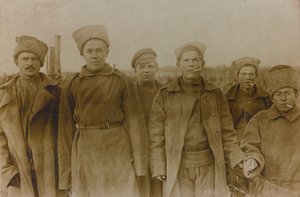 I wojna światowa: Ukraina w latach 1914-1916 podczas najazdu wojsk niemieckich. Grupa żołnierzy (zdjęcie czarno-białe)