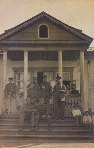 I wojna światowa: Ukraina w latach 1914-1916 podczas najazdu wojsk niemieckich. Grupa żołnierzy na frontowych schodach domu (zdjęcie czarno-białe) autorstwa Heldenfriedhof Dsessentniki (attr. to)