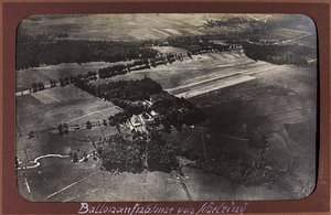I wojna światowa: Ukraina w latach 1914-1916 podczas najazdu wojsk niemieckich. Widok z lotu ptaka (zdjęcie czarno-białe) autorstwa Heldenfriedhof Dsessentniki (attr. to)