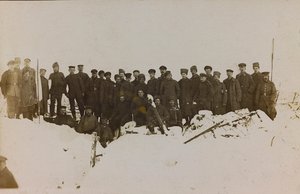 I wojna światowa: Ukraina w latach 1914-1916 podczas najazdu wojsk niemieckich. Grupa żołnierzy (zdjęcie czarno-białe) autorstwa Heldenfriedhof Dsessentniki (attr. to)