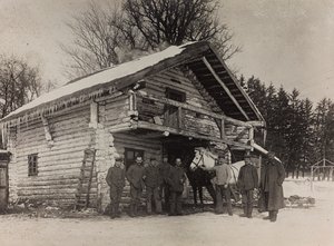 I wojna światowa: Ukraina w latach 1914-1916 podczas najazdu wojsk niemieckich. Wojskowy front domu (zdjęcie czarno-białe) autorstwa Heldenfriedhof Dsessentniki (attr. to)