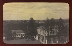 I wojna światowa: Ukraina w latach 1914-1916 podczas najazdu wojsk niemieckich. Widok miasta (zdjęcie czarno-białe) autorstwa Heldenfriedhof Dsessentniki (attr. to)