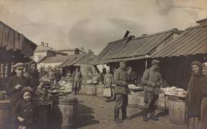 I wojna światowa: Ukraina w latach 1914-1916 podczas najazdu wojsk niemieckich. Wojsko na rynku (zdjęcie czarno-białe) autorstwa Heldenfriedhof Dsessentniki (attr. to)