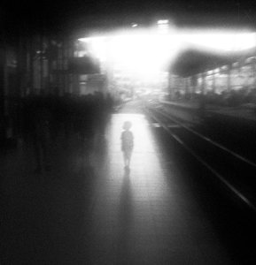 Dziecko w świetle stacji autorstwa Hengki Lee