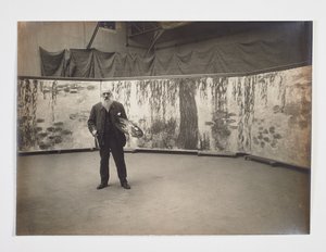 Claude Monet ze swoją paletą przed swoim dziełem „Les nymphéas” autorstwa Henri (attr. to) Manuel
