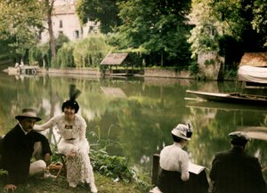 Posiłek nad brzegiem rzeki w Montigny, Francja, ok. 1920-25 (autochrom) autorstwa Henri Chouanard