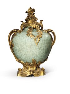 Jeden z pary wazonów i pokryw w stylu Ludwika XV, oprawy z 1883 r., porcelana koniec XVIII-pocz. autorstwa Henri Dasson