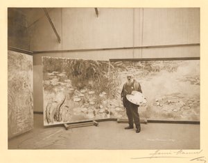 Claude Monet (1840-1926) przed obrazami „Lilie wodne”, w swoim studio w Giverny