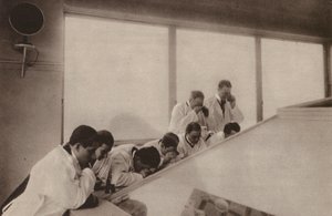 Paryż: Pendant une operation, dans un hopital moderne; Operacja widziana z góry w szpitalu (zdjęcie czarno-białe) autorstwa Henri Manuel