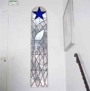Witraż przedstawiający rybę złapaną w sieć pod Gwiazdą Zbawienia, ze schodów prowadzących do Kaplicy Różańcowej autorstwa Henri Matisse