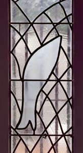 Witraż przedstawiający rybę złapaną w sieć pod Gwiazdą Zbawienia, ze schodów prowadzących do Kaplicy Różańcowej autorstwa Henri Matisse