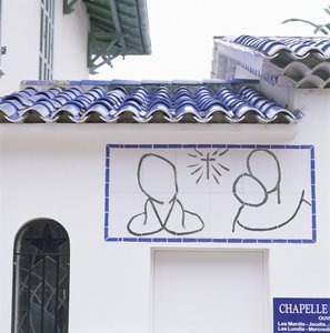 Widok na wejście i dach Kaplicy Różańcowej w Vence autorstwa Henri Matisse