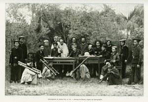 Przesłuchanie piratów. Grawerowanie autorstwa Thiriata, po fotografii, ilustrujące historię Trente mois au Tonkin w 1884 r., autorstwa doktora Hocquarda, in le tour du monde 1889, w reżyserii Edouarda Chartona (1807-1890), Hachette, Paryż. autorstwa Henri Thiriat