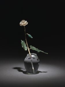 White Flower, firma Petera Carla Fabergé autorstwa Henrik Wigstrom