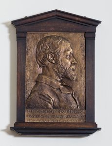 Plakietka z Heywoodem Sumnerem, projektantem autorstwa Henry Alfred Pegram