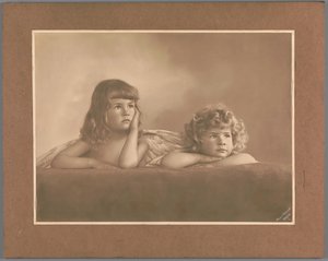 Portret Agnes Renée i Irène Heloïse Pauw van Wieldrecht, córek fotografa, w pozie zapożyczonej z puttów na Madonnie Sykstyńskiej Rafaela (Drezno, Galerie Alte Meister) autorstwa Henry Pauw van Wieldrecht