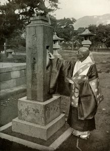 Buddyjski ksiądz i modlitewne koło, 1910. autorstwa Herbert Ponting