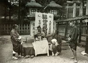 Wróżka w świątyni Inari, 1910. autorstwa Herbert Ponting