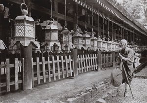 Pielgrzym w świątyni Kasuga, Nara (zdjęcie czarno-białe) autorstwa Herbert Ponting