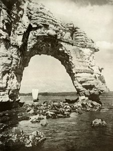 Łuk noszony przez morze w Matsushima, 1910. autorstwa Herbert Ponting