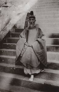 Ksiądz Shinto (zdjęcie czarno-białe) autorstwa Herbert Ponting