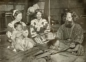 Mężczyzna i kobieta Ajnów w domu, 1910. autorstwa Herbert Ponting
