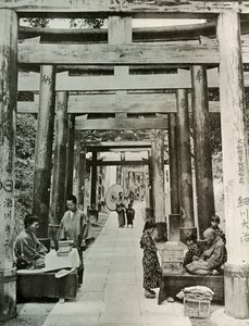 Aleja Torii w Inari, 1910. autorstwa Herbert Ponting