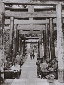 Aleja Torii w świątyni Inari (zdjęcie czarno-białe) autorstwa Herbert Ponting