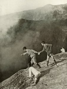 Na krawędzi kraterów, Aso-San, 1910. autorstwa Herbert Ponting