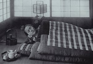 Pora snu w Japonii (zdjęcie czarno-białe) autorstwa Herbert Ponting