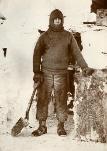 Kapitan L.E.G. Oates przy drzwiach stajni, 30 sierpnia 1911, 1913 autorstwa Herbert Ponting