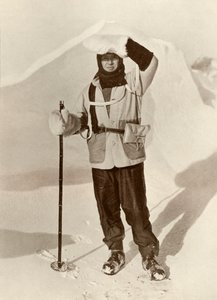 Kapitan Scott noszący portfel, w którym nosił swoje dzienniki saneczkowe, c1910-1911, 1913 autorstwa Herbert Ponting