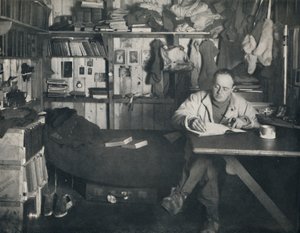 Kapitan Scott pisze swój pamiętnik w chacie w Cape Evans, c1911, 1914. autorstwa Herbert Ponting