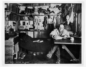 Kapitan Scott piszący swój Dziennik, podczas wyprawy „Terra Nova” (1910-13) na biegun południowy (druk bromowy) autorstwa Herbert Ponting