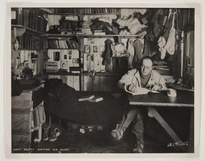 Kapitan Scott piszący swój dziennik podczas wyprawy Terra Nova (1910-13) na biegun południowy (odbitka bromowa) autorstwa Herbert Ponting