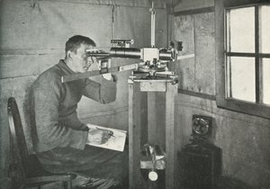 Dr Simpson w magnetometrze Unifilar, 1911, 1913 autorstwa Herbert Ponting
