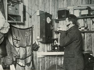 Dr Simpson w chacie na drugim końcu telefonu czas na obserwację, c1911, 1913 autorstwa Herbert Ponting