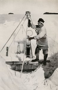 EW Nelson z izolowaną butelką na wodę Nansen-Petersen, c1911, 1913 autorstwa Herbert Ponting