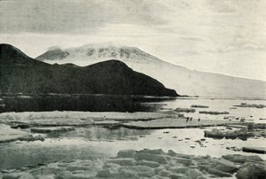 Wejście do cieśniny McMurdo - Cape Bird i Mount Erebus, c19101913, 1913 autorstwa Herbert Ponting