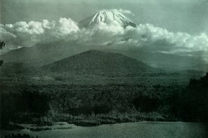 Fuji o wschodzie słońca, 1910. autorstwa Herbert Ponting